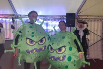 Ausgelassene Stimmung am Maskenball in der Mösli Turnhalle
