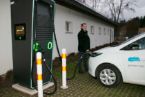 Neue E-Ladestation beim Fussballplatz nun geöffnet