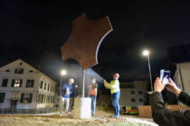 Der neue Bassersdorfer Kreiselschmuck steht