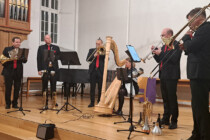Musikalisches Experiment aus Blech und Harfe
