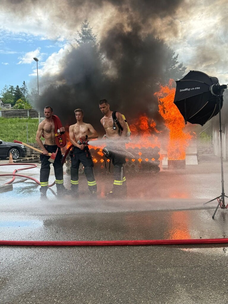 Feuerwehrkalender stärkt Zusammenhalt des Teams