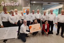 Preisverleihung zwischen Einkaufswagen